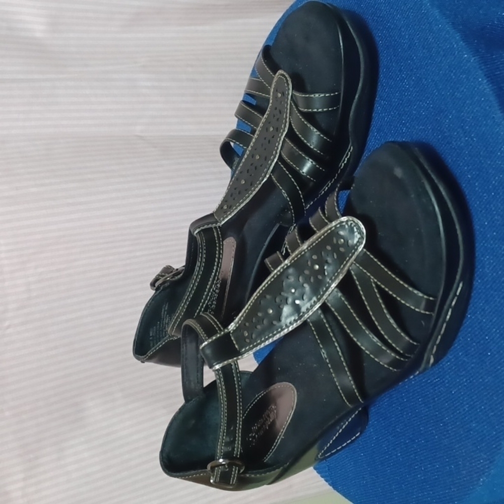 Croft and Barrow womens sandals size 8 m in a beautiful black with 2.5in. HEEL